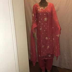 Indian/Pakistani Traditional Shalwar Kameez
